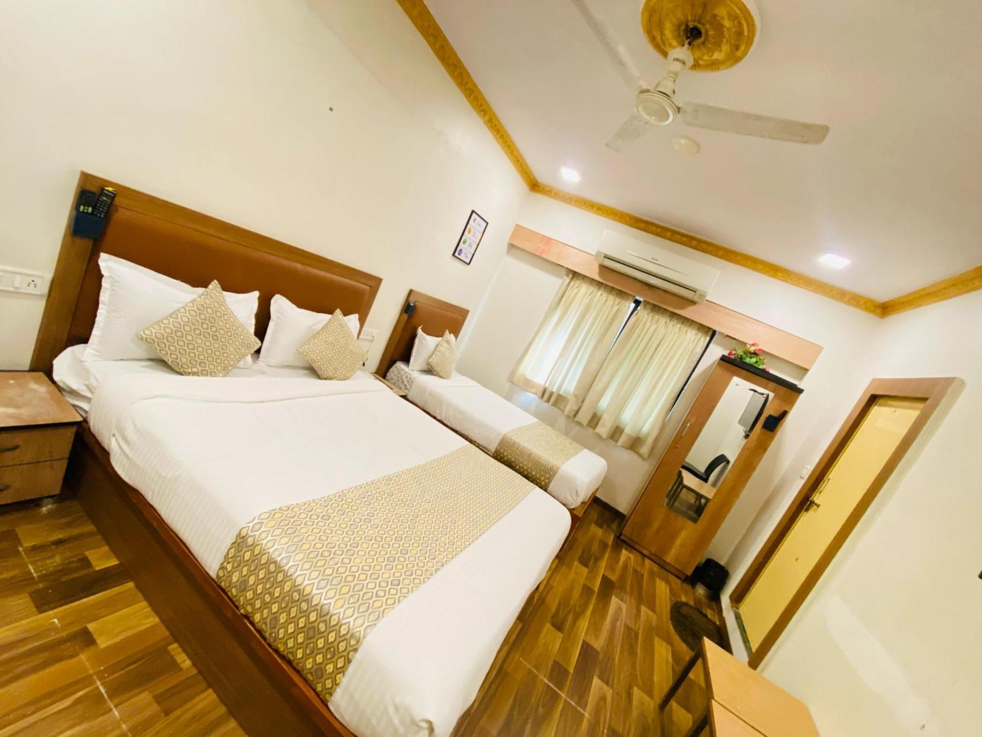 Hotel Abc Satellite Prahlad Nagar Ахмедабад Экстерьер фото