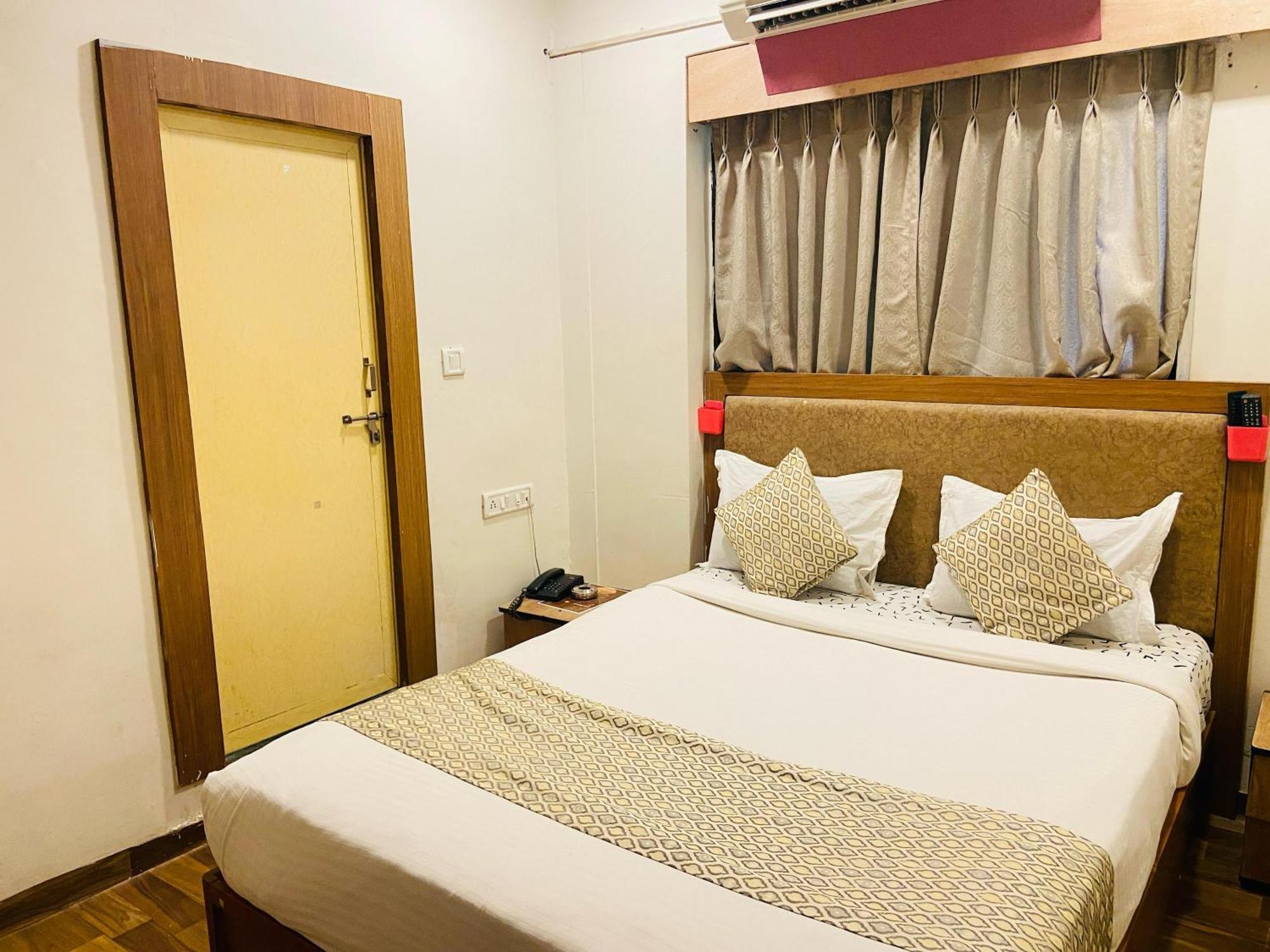 Hotel Abc Satellite Prahlad Nagar Ахмедабад Экстерьер фото